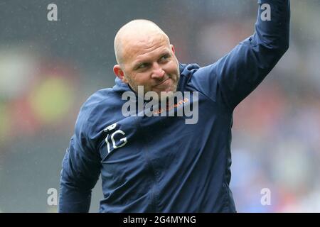 BRISTOL, Regno Unito 20 GIUGNO Hartlepool United's physio Ian 'Buster' Gallagher durante la partita Vanarama National League tra Hartlepool United e Torquay Uniti ad Ashton Gate, Bristol domenica 20 giugno 2021. (Credit: Mark Fletcher | MI News) Credit: MI News & Sport /Alamy Live News Foto Stock