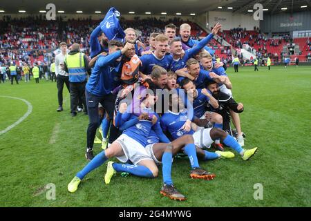 BRISTOL, Regno Unito 20 GIUGNO i giocatori di Hartlepool United festeggiano la vittoria della Vanarama National League Play Off Final tra Hartlepool United e Torquay United ad Ashton Gate, Bristol domenica 20 giugno 2021. (Credit: Mark Fletcher | MI News) Credit: MI News & Sport /Alamy Live News Foto Stock