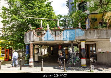 L'Hundertwasserhaus è una casa di appartamenti a Vienna costruita secondo l'idea e il concetto dell'artista austriaco Friedensreich Hundertwasser Foto Stock