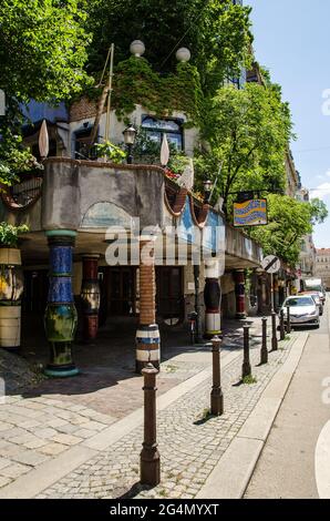 L'Hundertwasserhaus è una casa di appartamenti a Vienna costruita secondo l'idea e il concetto dell'artista austriaco Friedensreich Hundertwasser Foto Stock