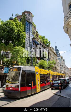 L'Hundertwasserhaus è una casa di appartamenti a Vienna costruita secondo l'idea e il concetto dell'artista austriaco Friedensreich Hundertwasser Foto Stock