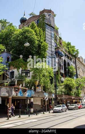 L'Hundertwasserhaus è una casa di appartamenti a Vienna costruita secondo l'idea e il concetto dell'artista austriaco Friedensreich Hundertwasser Foto Stock