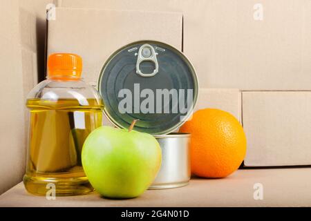 Foto di prodotti alimentari su fondo di scatole di cartone impilate. Foto Stock