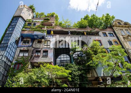 L'Hundertwasserhaus è una casa di appartamenti a Vienna costruita secondo l'idea e il concetto dell'artista austriaco Friedensreich Hundertwasser Foto Stock