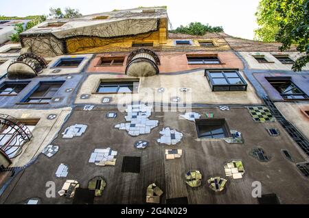 L'Hundertwasserhaus è una casa di appartamenti a Vienna costruita secondo l'idea e il concetto dell'artista austriaco Friedensreich Hundertwasser Foto Stock