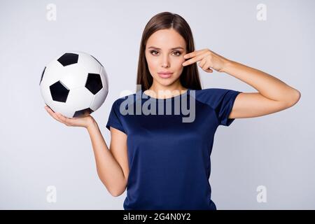 Primo piano-in su ritratto di lei bella-osservante attraente grazioso abbronzato serio soddisfare dritto-capelli ragazza che tiene sulla sfera di palma che tocca faccia Foto Stock