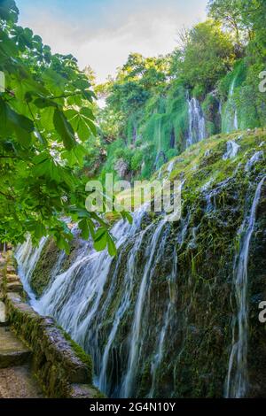 Los Chorreaderos cascata. Monasterio de Piedra Natural Park, Nuevalos, provincia di Zaragoza, Aragona, Spagna. Foto Stock