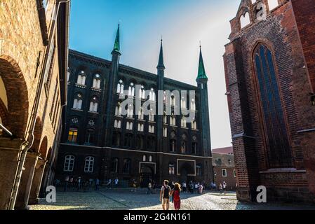 Lübeck, Germania - 24 agosto 2019: Municipio di Lübeck con la gente intorno sulla piazza del mercato a Lübeck, Germania Foto Stock