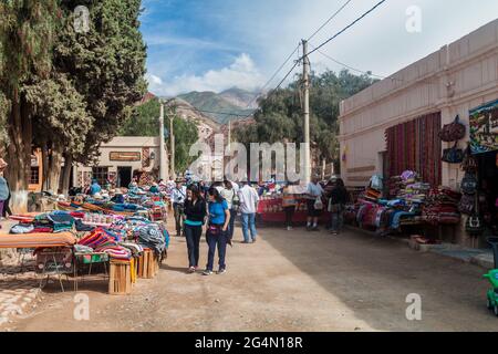 PURMAMARCA, ARGENTINA - 11 APRILE 2015: Vendita di prodotti tradizionali fatti a mano su un mercato nel villaggio di Purmamarca, Argentina Foto Stock