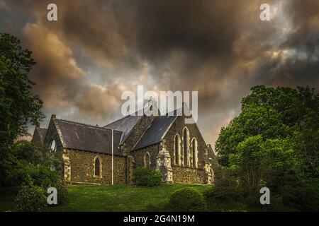 Paesaggi irlandesi. Chiesa di San Patrizio e Centro Parrocchiale al tramonto. Graystones, co. Wicklow, Irlanda. Foto Stock