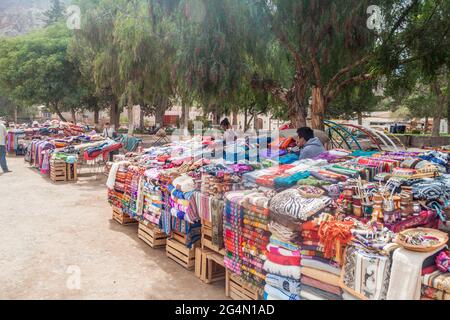 PURMAMARCA, ARGENTINA - 11 APRILE 2015: Vendita di prodotti tradizionali fatti a mano su un mercato nel villaggio di Purmamarca, Argentina Foto Stock