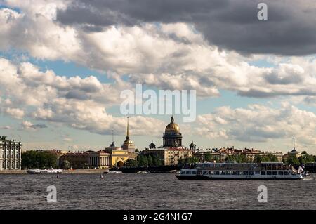 San Pietroburgo, Russia - 22 maggio 2021. Ammira il fiume Neva con i suoi famosi monumenti storici: La Cattedrale di Sant'Isacco, l'Ammiragliato e il Palazzo d'Inverno. Foto Stock