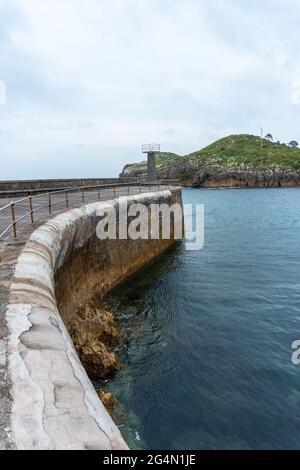 L'Isla San Nicolas dal porto marittimo del comune di Lekeitio, Baia di Biscaglia nel Mar Cantabriano. Paesi Baschi Foto Stock