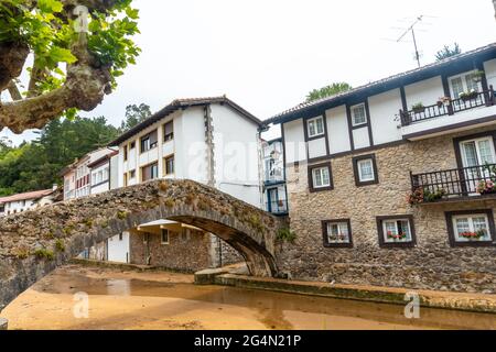 Un ponte sul fiume del comune di EA nei pressi di Lekeitio, Baia di Biscaglia nel Mar Cantabriano. Paesi Baschi Foto Stock