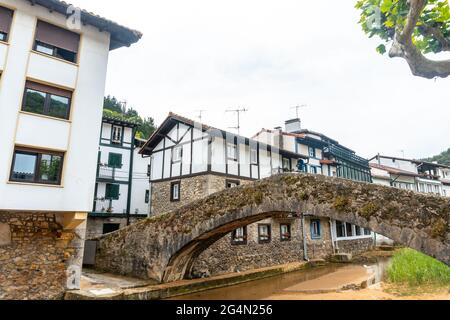 Un ponte sul fiume del comune di EA nei pressi di Lekeitio, Baia di Biscaglia nel Mar Cantabriano. Paesi Baschi Foto Stock