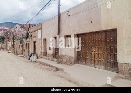 PURMAMARCA, ARGENTINA - 11 APRILE 2015: Via nel villaggio di Purmamarca, Argentina Foto Stock