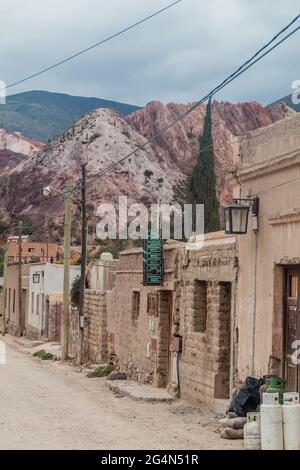 PURMAMARCA, ARGENTINA - 11 APRILE 2015: Via nel villaggio di Purmamarca, Argentina Foto Stock