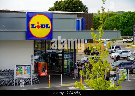 Lidl super ingresso al mercato e segnaletica persone parcheggio auto nel parcheggio Galles UK Foto Stock