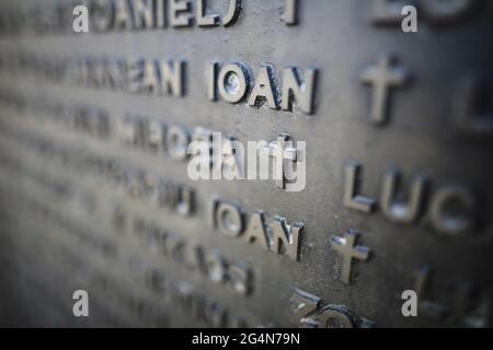 Bucarest, Romania - 22 giugno 2021: Profondità di campo poco profonda (fuoco selettivo) dettagli con i nomi delle persone che sono morte nella rivoluzione rumena dal 198 Foto Stock