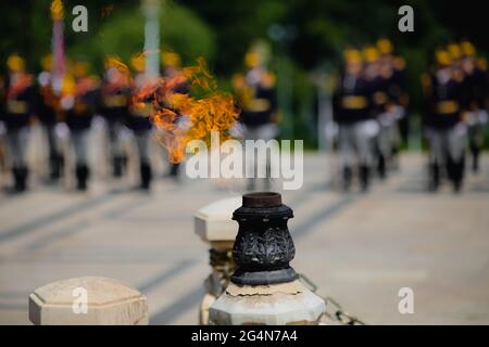 Fiamma eterna per gli eroi dell'esercito durante una cerimonia militare a Bucarest, Romania, presso la Tomba del Milite Ignoto. Foto Stock