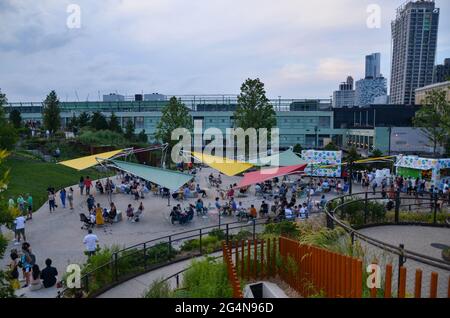 Il più nuovo parco di New York City, "The Little Island" al Pier 55 di Manhattan, è stato inaugurato di recente. Le persone si vedono godendo il pomeriggio estivo presso il parco. Foto Stock