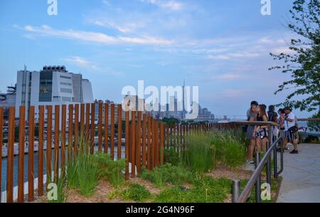 Il più nuovo parco di New York City, "The Little Island" al Pier 55 di Manhattan, è stato inaugurato di recente. Le persone si vedono godendo il pomeriggio estivo presso il parco. Foto Stock