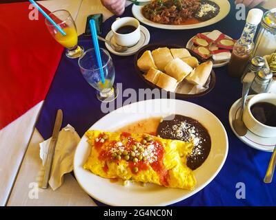 Colazione messicana colorata e deliziosa, omlet con fagioli e riso nel ristorante Foto Stock