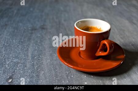 Tipico caffè italiano su sfondo marmoreo. Foto Stock