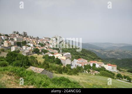 Vista panoramica di Pietrabbondante, un villaggio sulle montagne del Molise in Italia. Foto Stock