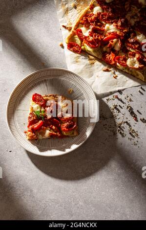 Quiche francesi a torta aperta fatte in casa con zucchine, pomodori, mozzarella e pancetta. Foto Stock