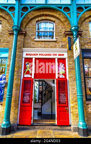 Benjamin Pollocks Toy Shop al Covent Garden Market, Londra, Regno Unito Foto Stock