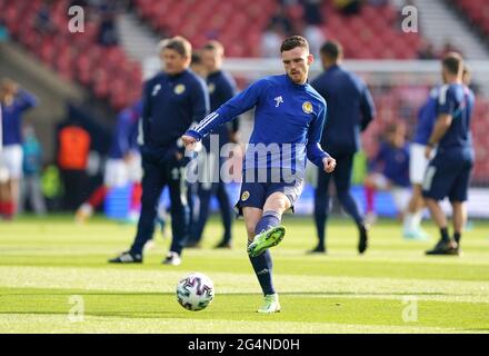 Andrew Robertson in Scozia si riscalda prima della partita UEFA Euro 2020 Group D di Hampden Park, Glasgow. Data immagine: Martedì 22 giugno 2021. Foto Stock