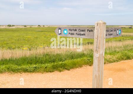 Segno post che dirige le persone a Cley in entrambe le direzioni del percorso della costa Norfolk. Foto Stock