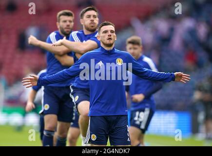 Andrew Robertson, scozzese, scalda professionista alla partita UEFA Euro 2020 Group D di Hampden Park, Glasgow. Data immagine: Martedì 22 giugno 2021. Foto Stock