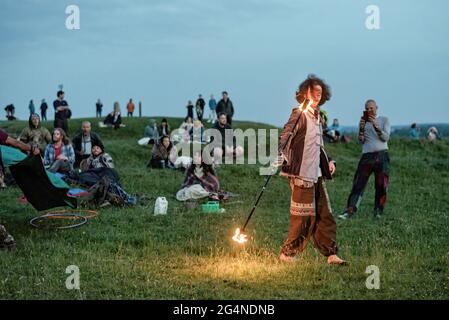 Contea di Meath, Irlanda. 21 Giugno 2021. Un giocoliere maschile si esibisce per una folla di spettatori. Centinaia di persone si sono riunite nella collina di Tara ieri sera per il Solstizio d'Estate del 2021. Ogni anno, la gente si riunisce sulla collina di Tara per celebrare il solstizio estivo, che è stato un luogo spirituale e storico per migliaia di anni. Credit: SOPA Images Limited/Alamy Live News Foto Stock