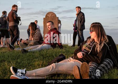 Contea di Meath, Irlanda. 21 Giugno 2021. Nel solstizio estivo, un gruppo di persone guarda il tramonto. Centinaia di persone si sono riunite nella collina di Tara ieri sera per il Solstizio d'Estate del 2021. Ogni anno, la gente si riunisce sulla collina di Tara per celebrare il solstizio estivo, che è stato un luogo spirituale e storico per migliaia di anni. (Foto di Natalia Campos/SOPA Images/Sipa USA) Credit: Sipa USA/Alamy Live News Foto Stock