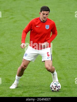 Harry Maguire dell'Inghilterra si sta riscaldando prima del calcio d'inizio durante la partita UEFA Euro 2020 Group D al Wembley Stadium di Londra. Data immagine: Martedì 22 giugno 2021. Foto Stock