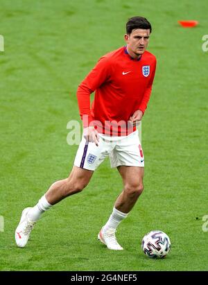 Harry Maguire dell'Inghilterra si sta riscaldando prima del calcio d'inizio durante la partita UEFA Euro 2020 Group D al Wembley Stadium di Londra. Data immagine: Martedì 22 giugno 2021. Foto Stock