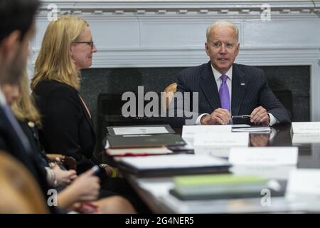 Il Presidente DEGLI STATI UNITI Joe Biden ha espresso le sue osservazioni durante un incontro con l'amministratore della FEMA Deanne Criswell (L) e con il consulente per la sicurezza interna e il vice consulente per la sicurezza nazionale Dr. Elizabeth Sherwood-Randall nella stanza Roosevelt della Casa Bianca a Washington, DC, USA, 22 giugno 2021. Foto Stock