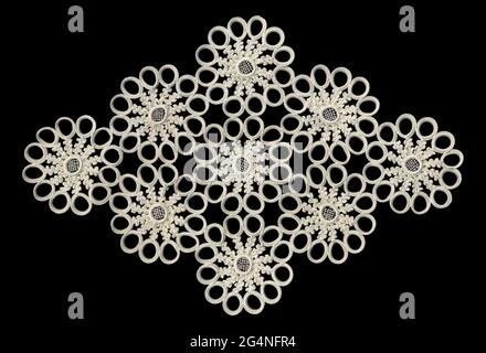 Modello in pizzo bianco decorativo e vintage, isolato su sfondo nero Foto Stock