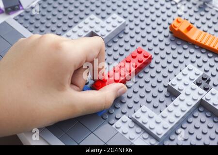 Tambov, Federazione Russa - 21 Giugno 2021 UN bambino che costruisce un set Lego. Primo piano. Foto Stock