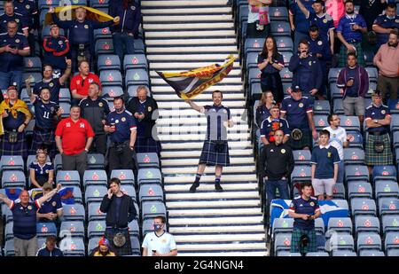 Tifosi scozzesi negli stand prima della partita UEFA Euro 2020 Group D a Hampden Park, Glasgow. Data immagine: Martedì 22 giugno 2021. Foto Stock