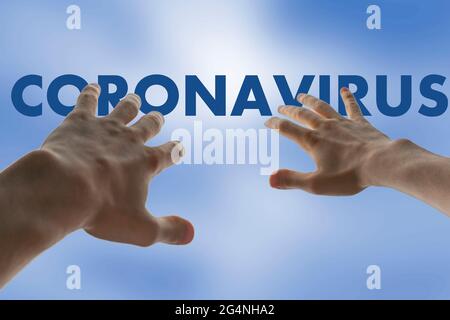 le mani umane proteggono e coprono dalla disperazione del problema del coronavirus Foto Stock
