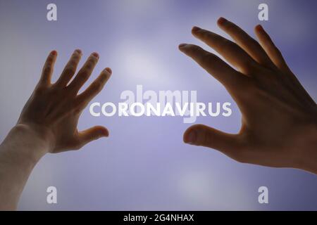 le mani umane proteggono e coprono dalla disperazione del problema del coronavirus Foto Stock