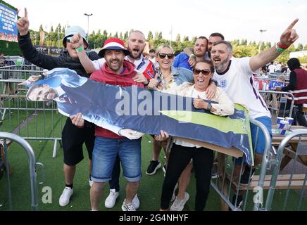 I tifosi hanno in mano un cartoncino del manager inglese Gareth Southgate mentre guardano la partita UEFA Euro 2020 Group D tra la Repubblica Ceca e l'Inghilterra al 4TheFans fan Park di Manchester. Data immagine: Martedì 22 giugno 2021. Foto Stock