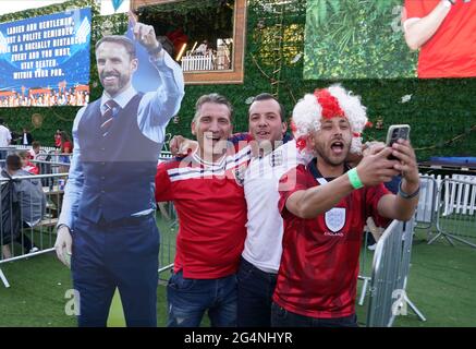 I tifosi hanno in mano un cartoncino del manager inglese Gareth Southgate mentre guardano la partita UEFA Euro 2020 Group D tra la Repubblica Ceca e l'Inghilterra al 4TheFans fan Park di Manchester. Data immagine: Martedì 22 giugno 2021. Foto Stock