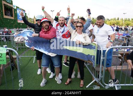 I tifosi hanno in mano un cartoncino del manager inglese Gareth Southgate mentre guardano la partita UEFA Euro 2020 Group D tra la Repubblica Ceca e l'Inghilterra al 4TheFans fan Park di Manchester. Data immagine: Martedì 22 giugno 2021. Foto Stock