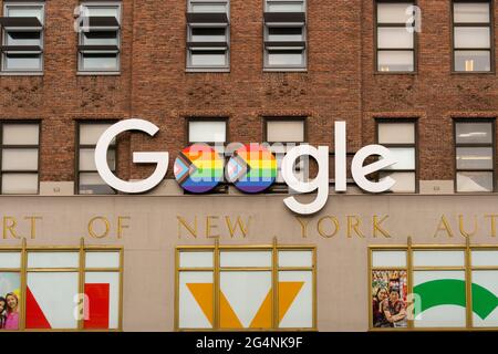 I 'double o' del logo Google sul loro edificio al 111 Eighth Avenue a New York sono decorati nei colori arcobaleno della bandiera di orgoglio Progress in onore del Gay Pride Day, visto Sabato, 12 giugno 2021. (© Richard B. Levine) Foto Stock