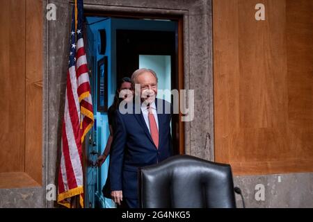 Washington, Stati Uniti d'America. 22 Giugno 2021. L'ex senatore degli Stati Uniti Joseph I. Lieberman (indipendente dal Connecticut) arriva per una commissione del Senato sulla sicurezza interna e gli affari governativi audizione per esaminare la D.C. statehood, nel Dirksen Senato edificio ufficio a Washington, DC, Martedì, 22 giugno 2021. Credit: Rod Lamkey/CNP/Sipa USA Credit: Sipa USA/Alamy Live News Foto Stock