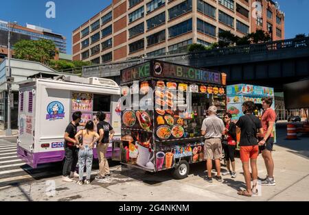 Le persone si allineano al trio di venditori di cibo a Chelsea a New York mercoledì 16 giugno 2021. (© Richard B. Levine) Foto Stock